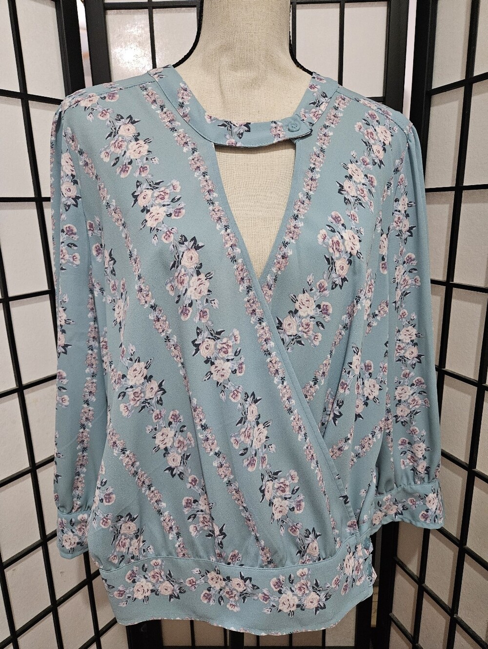 NWT Soho Jeans XL  Light Blue Floral Wrap Style Keyhole Long Sleeve
